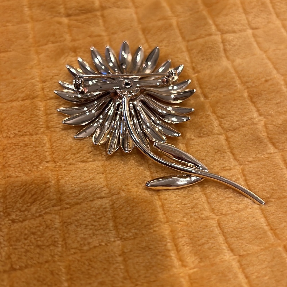 VINTAGE DAISY PIN - Picture 3 of 4